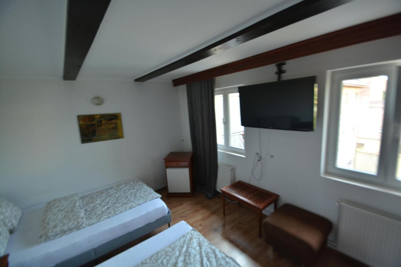 Gala - Guesthouse Орадя Экстерьер фото
