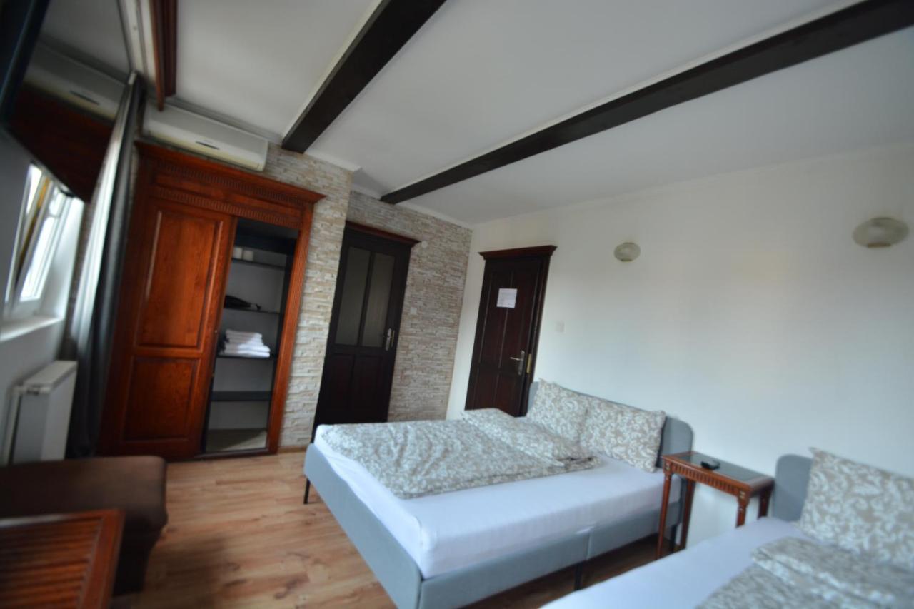 Gala - Guesthouse Орадя Экстерьер фото