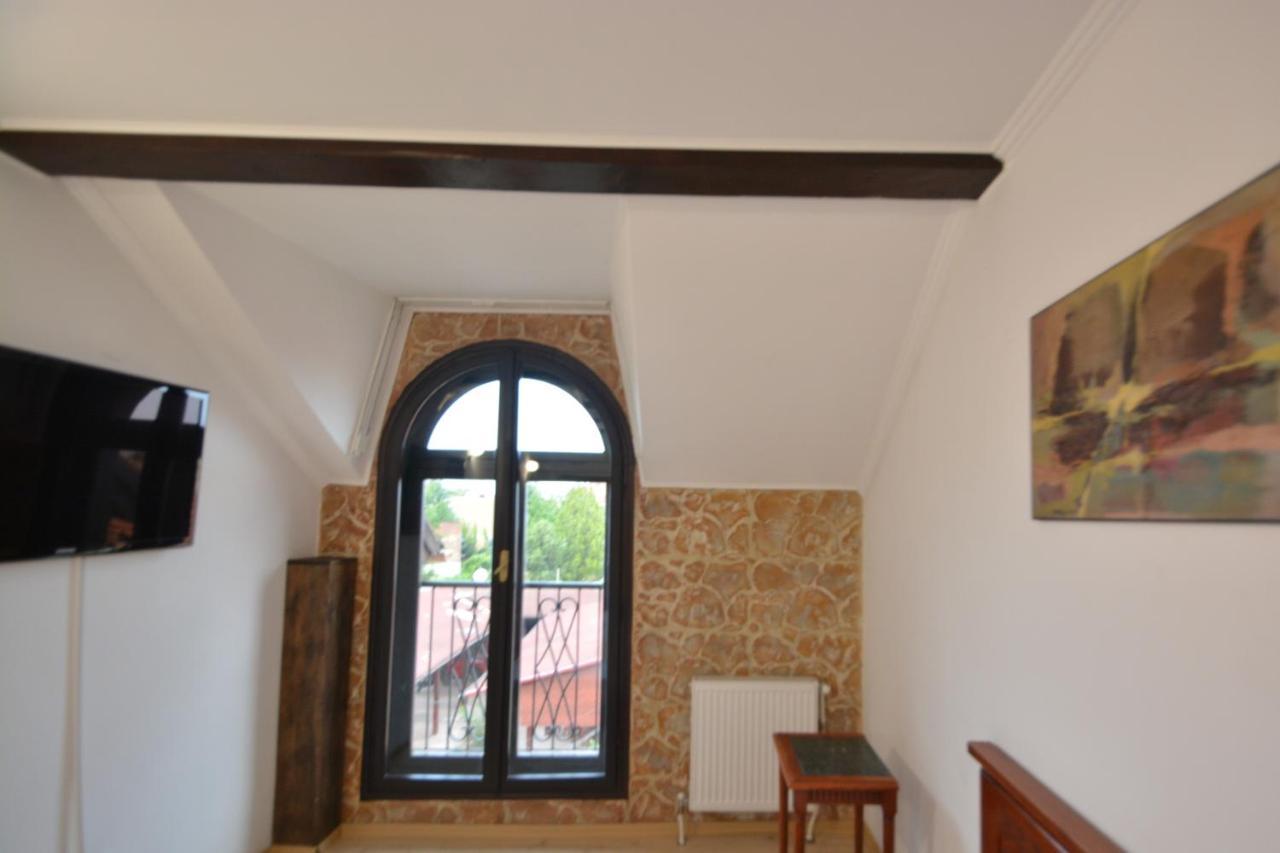 Gala - Guesthouse Орадя Экстерьер фото