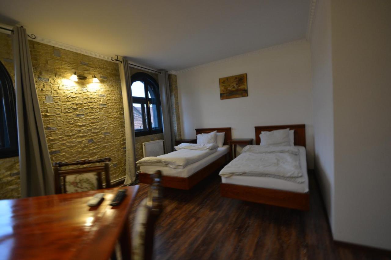 Gala - Guesthouse Орадя Экстерьер фото