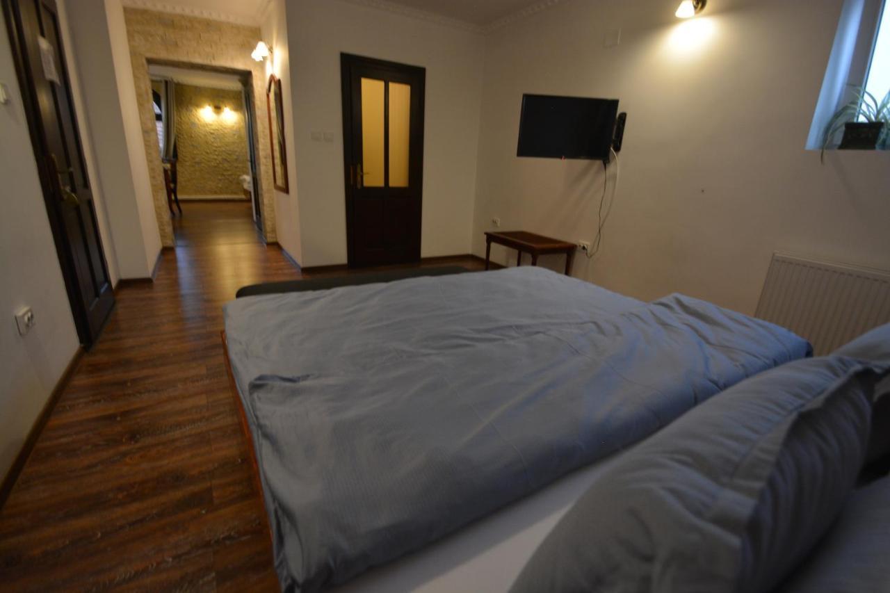 Gala - Guesthouse Орадя Экстерьер фото