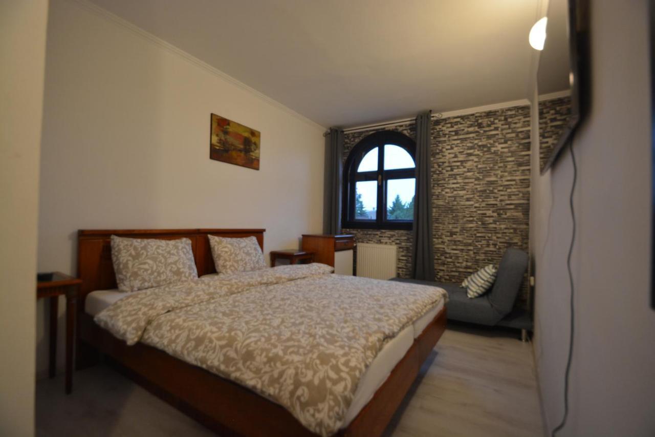 Gala - Guesthouse Орадя Экстерьер фото